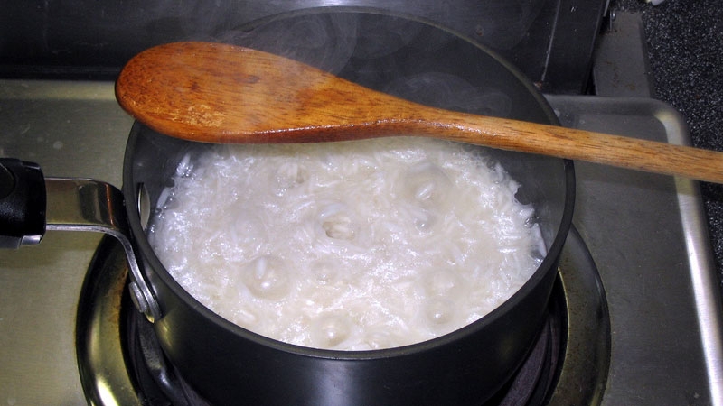 Кипящий рис. Рис кипит в кастрюле. Рис варится и кипит. Рис в кипящую воду или в холодную.